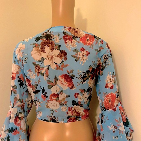 Latiste cropped from tie blouse soft feminine ruffles on the sleeves NWOT - Picture 4 of 4